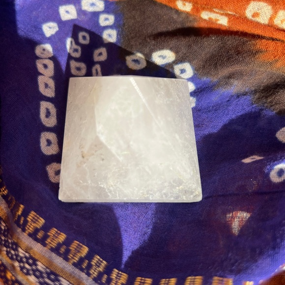 WHITE QUARTZ CRYSTAL PYRAMID - Picture 10 of 13